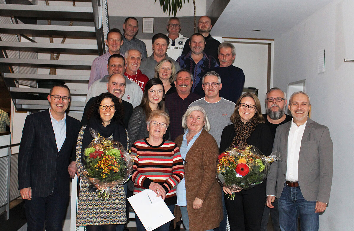 Hueber GmbH & Co. KG Firmengruppe HUEBER feiert und ehrt langjährige
